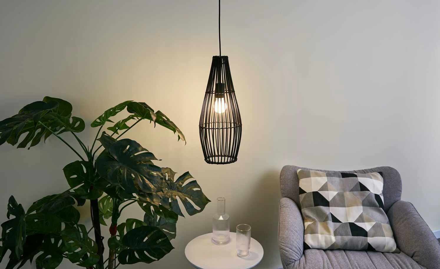 Pendelleuchte, 1-flammig, Rattan/schwarz