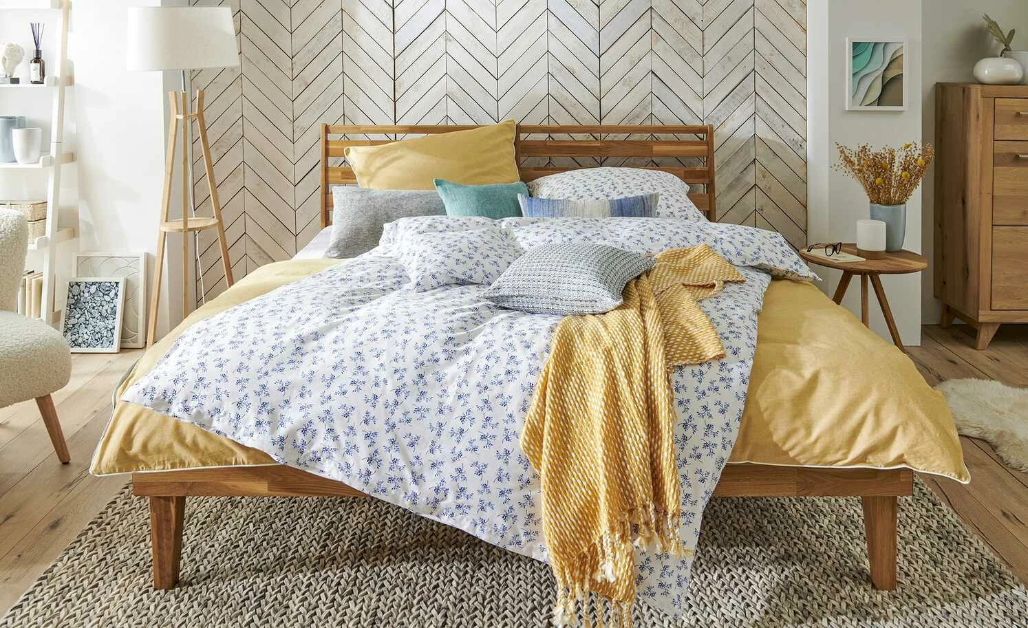 HOME STORY Holz-Stehleuchte, mit Stoffschirm und Ablage – Bild 2