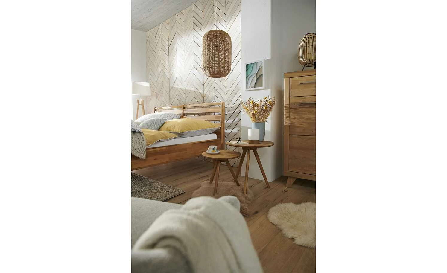 HOME STORY Holz-Stehleuchte, mit Stoffschirm und Ablage