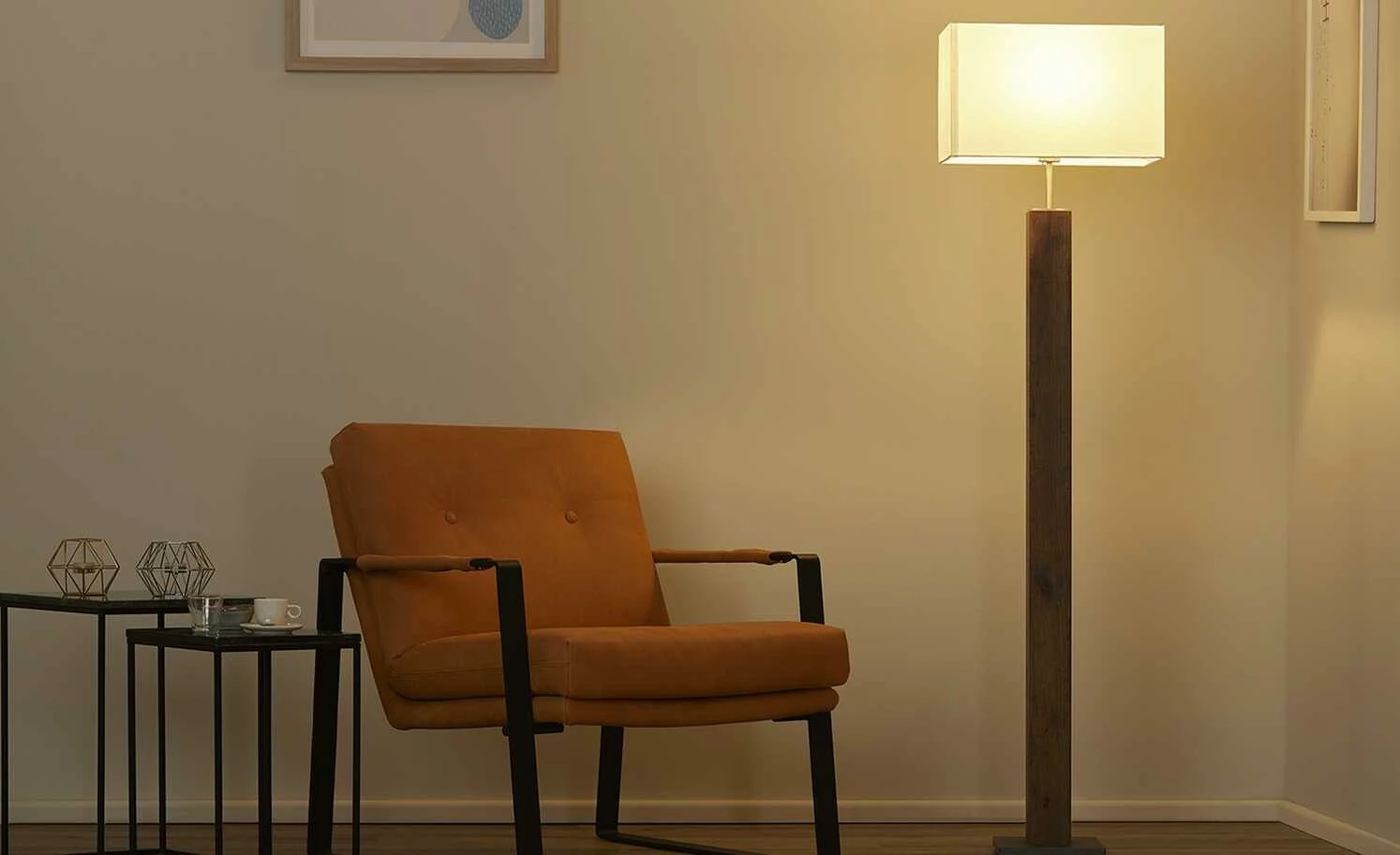 Holz-Stehleuchte mit beleuchtetem Fuß – Bild 2