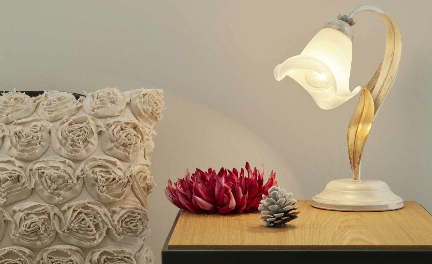 Tischleuchte, 1-flammig, weiß/ goldfarbend abgesetzt