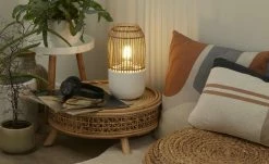 HOME STORY Beton-Tischleuchte, 1-flammig, Korbweidenschirm