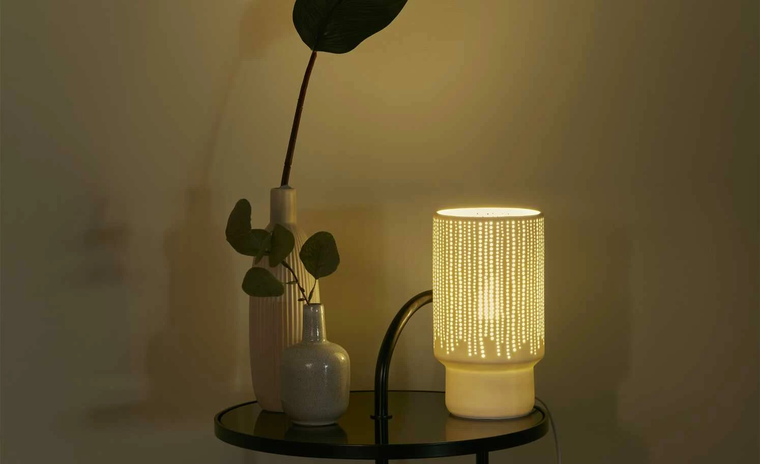 for friends Keramik-Tischleuchte, 1-flammig, weiß `Streifen´ | Streifen gestanzt