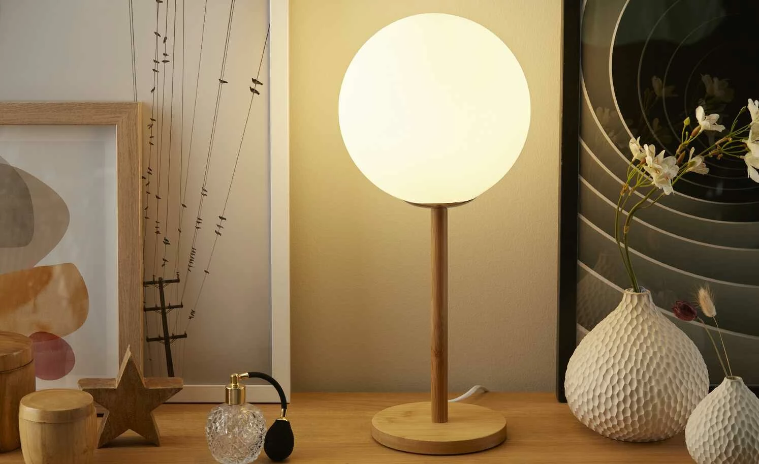 HOME STORY Bambus-Tischleuchte, 1-flammig mit weißer Kugel